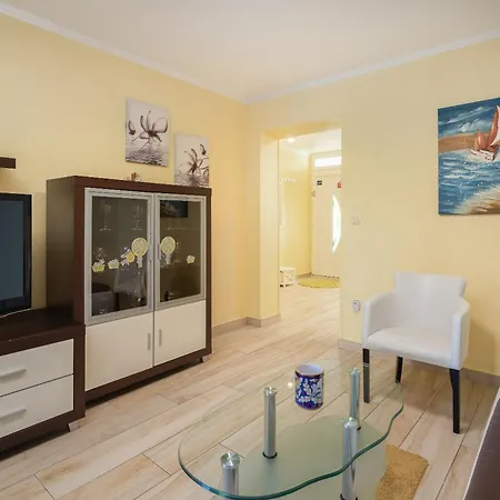 Perla - 2 Min To The & Free Parking Apartment Makarska