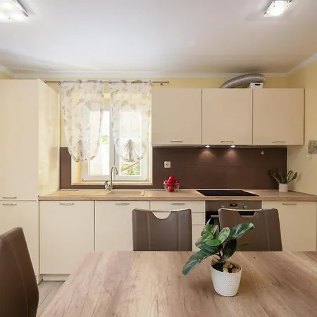 Apartment Perla - 2 Min To The & Free Parking