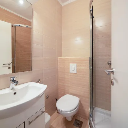 Perla - 2 Min To The & Free Parking Apartment Makarska