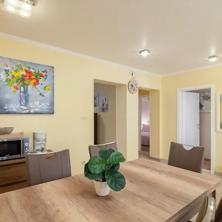 Apartment Perla - 2 Min To The & Free Parking Makarska