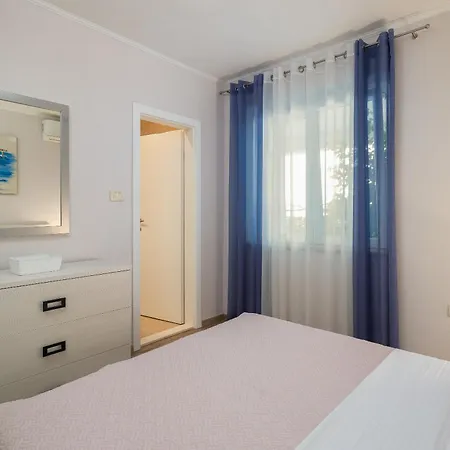 Perla - 2 Min To The & Free Parking Apartment Makarska